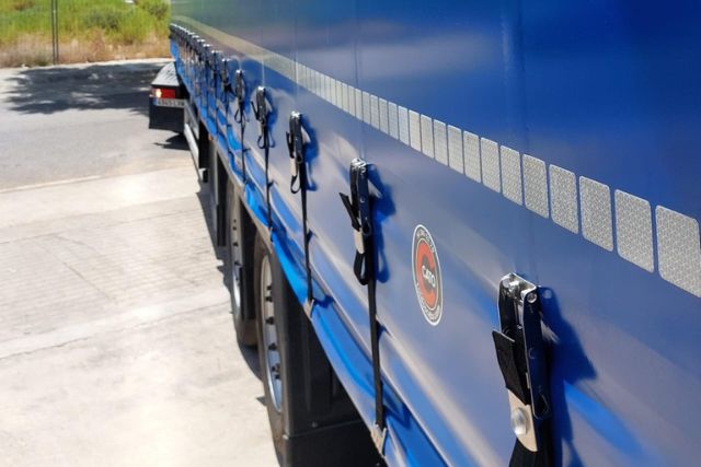 Trailer curtain straps